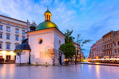 老无所依波兰克拉科夫老城StWojciech教堂中世纪主市场广全景波兰克拉科夫老城主市场广波兰克拉科夫背景