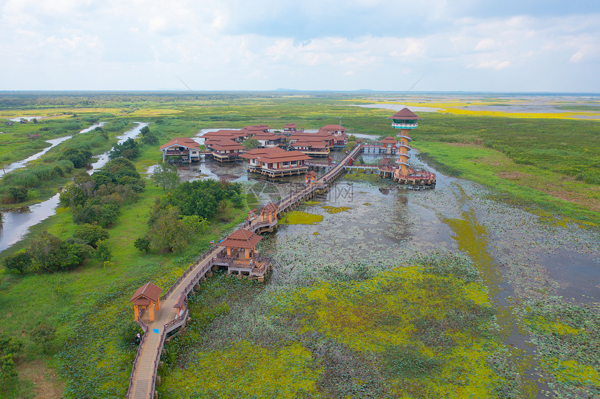旅馆度假胜地的空中最高视图泰公园内有沼泽或环礁湖泊海洋或河流的建筑图片