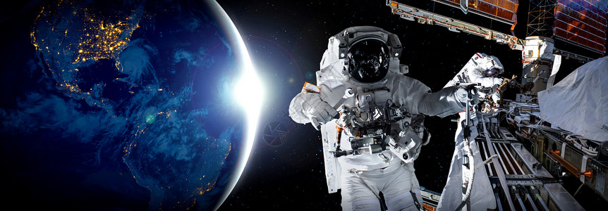 卫星空间宇航员在为外层空间站工作时从事空间行走宇航员在空间运行时穿戴完整的太空服由美国航天局空间宇员照片提供的这一图像元素宇航员在空间站背景