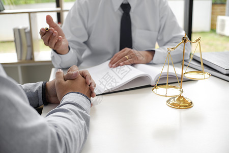 律师向客户提交与手架和法律签订的合同司法和律师专业的高清图片素材