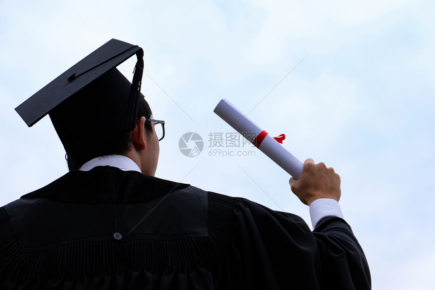 学生祝贺毕业穿着大学毕业礼服的图片