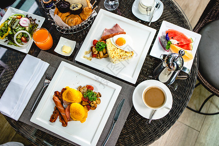 全美早餐丰盛健康分散在咖啡桌边早餐咖啡鸡蛋面包图片
