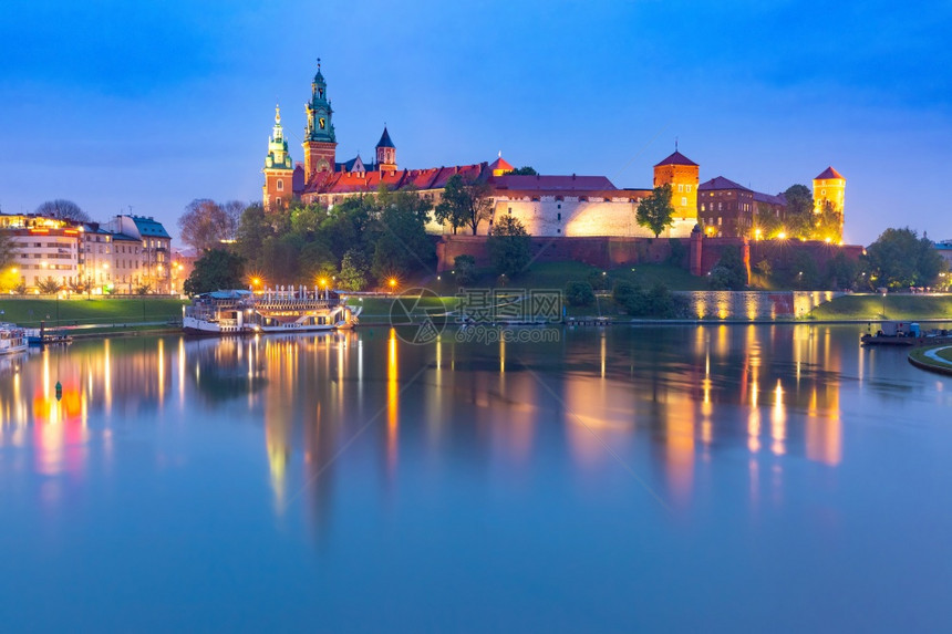 瓦维尔山WawelHill的Wawel城堡全景晚上在河中反射波兰克拉科夫夜间Wawel城堡晚间Wawel城堡图片
