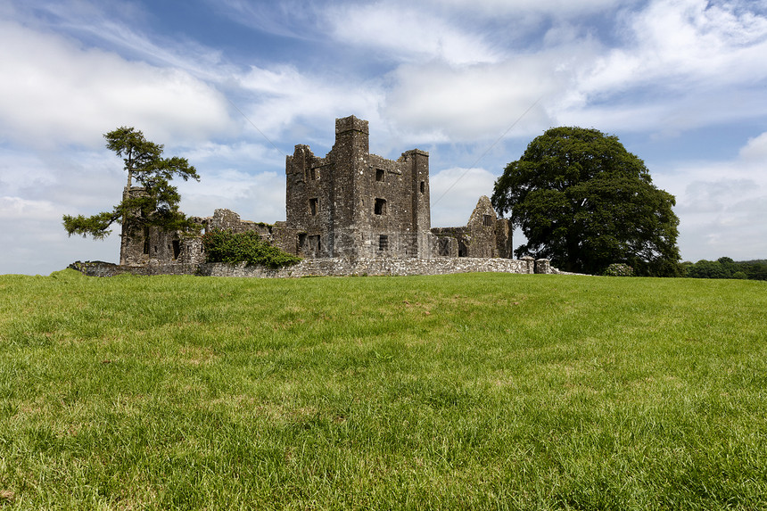 爱尔兰一片草地中间的小古老城堡图片