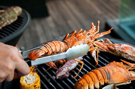 龙虾岩石和混合海鲜烧烤用肉在上海鲜晚餐宴概念图片