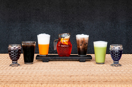 各种泰国软饮料冰茶柠檬奶绿和深底玫瑰汁图片