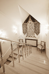 在华丽的酒店里楼梯和扶手图片