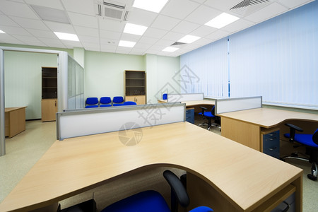 现代办公室新的木制办公桌图片