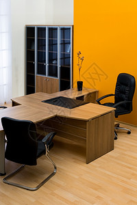现代办公室的大型木制办公桌图片