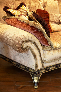 在美丽的现代沙发上铺枕头图片