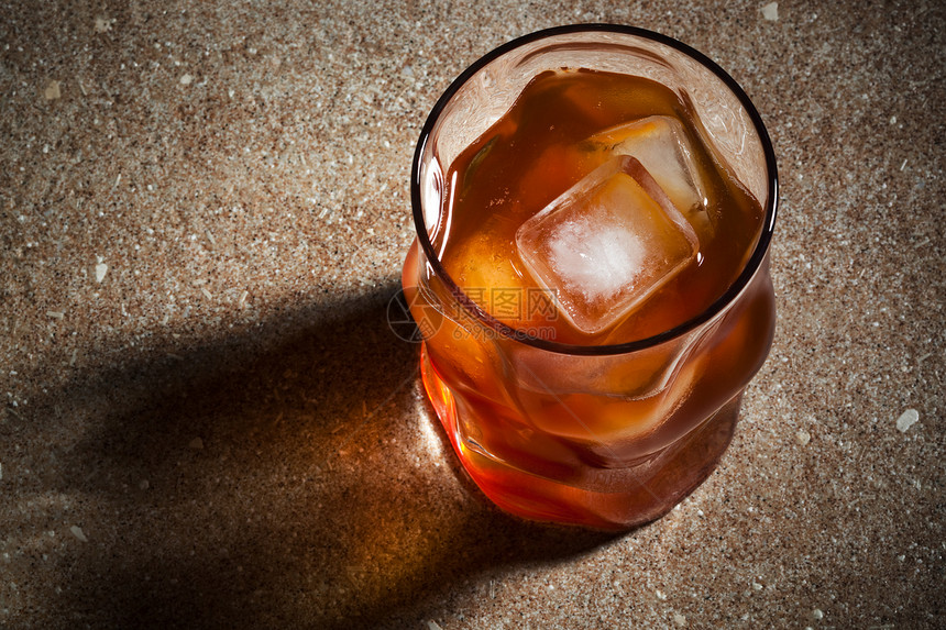 从大理石桌上威士忌的玻璃杯图片