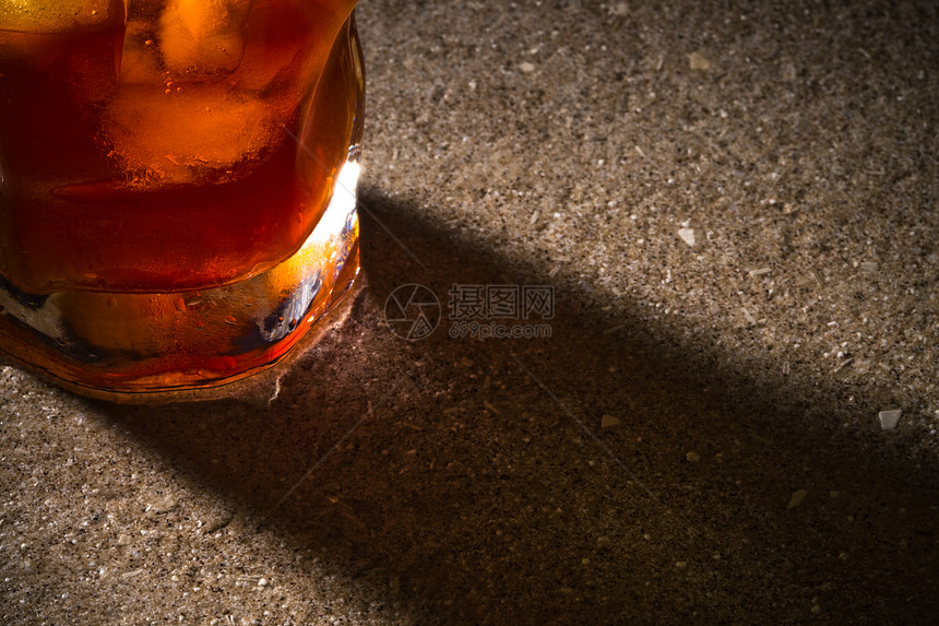 一杯威士忌在大理石桌上有特写图片
