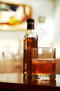 一杯威士忌冰在餐厅的桌子上高清图片