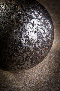 大理石上的金属球紧图片