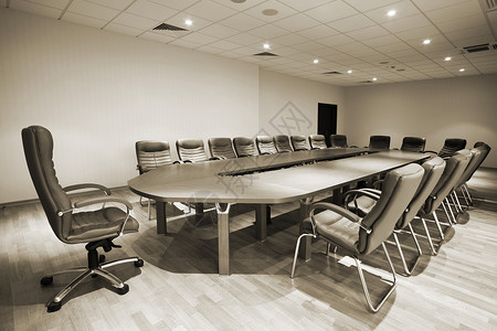 现代会议室的大桌和椅子背景图片