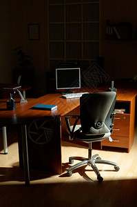 电脑椅图片办公室晚上的桌子椅和电脑背景