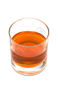 白色背景的威士忌杯子高清图片