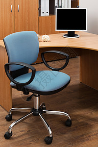 手绘蓝色椅子在现代办公室的桌上监视器背景