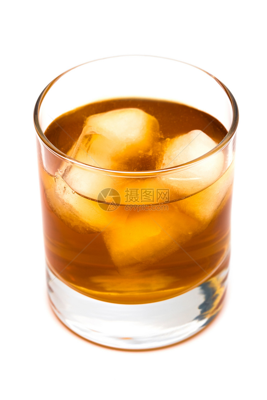 一杯威士忌白底带冰的威士忌图片