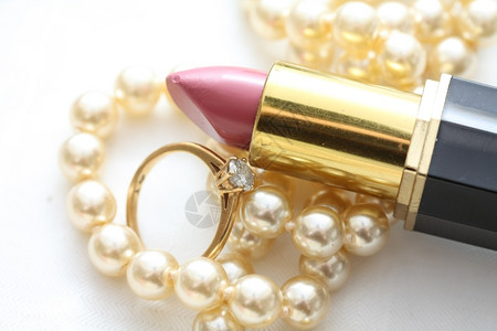 粉红口钻石订婚戒指珍珠项链新娘结婚日的饰品图片
