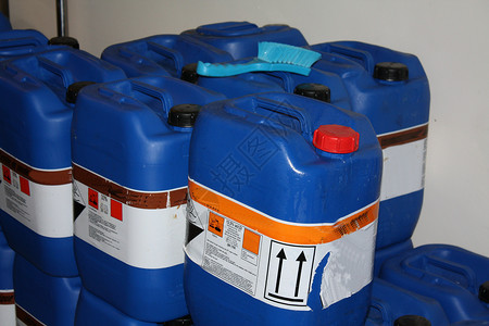 溶剂瓶堆积着一批蓝色化学容器背景