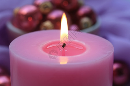 粉红蜡烛,背景上粉红圣诞节装饰品背景图片