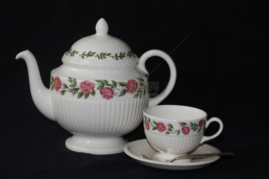 象牙茶壶和花杯设计图片