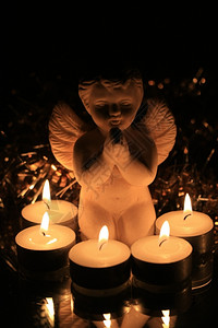 白天使在烛光下祷告图片
