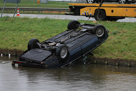 事故发生后汽车在水中降落高清图片