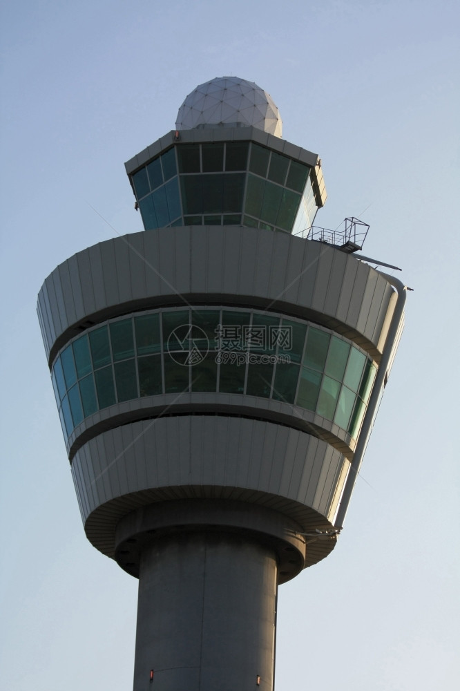 大型欧洲机场的交通控制塔图片