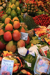 在西班牙市场上展示的各种水果图片