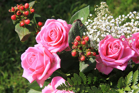 花与大粉红玫瑰的安排图片