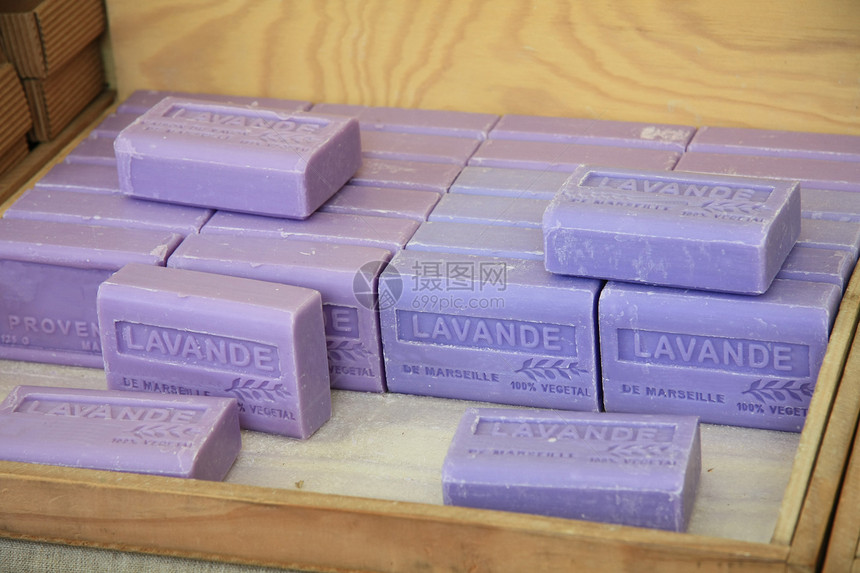 法国普罗旺斯市场紫色的熏衣香皂条图片