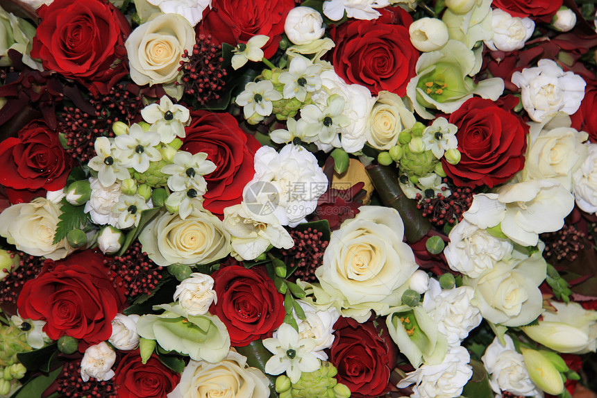 红花白玫瑰和百合花的混安排图片