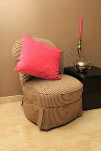 内部设计经典椅子临时工银和粉色食用衣物图片