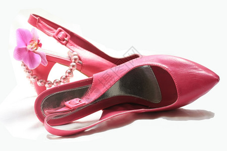 一双粉色皮革女士鞋子兰花和珍珠项链时装饰品图片