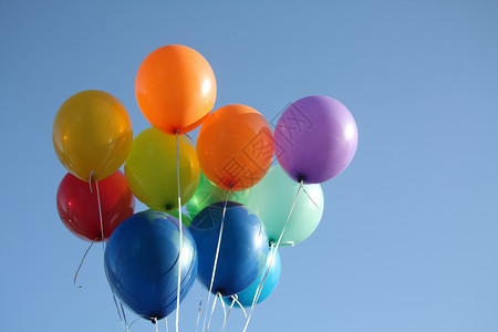 明蓝天空中的多彩气球背景图片