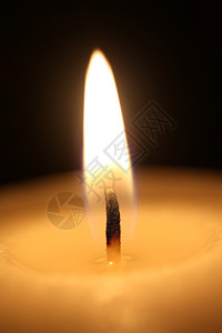 紧贴着燃烧的蜡烛火焰图片