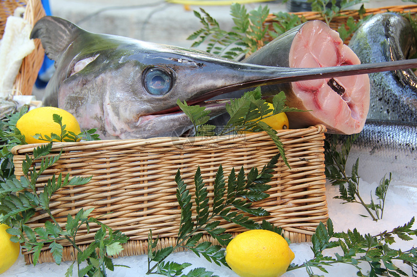在法国市场装饰柠檬的箭鱼图片