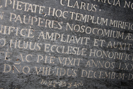 在一个法国教堂里刻着拉丁文碑的大理石图片