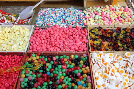 糖果店法国市场的多彩糖果背景