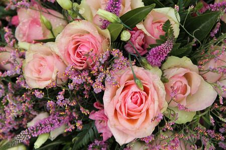 新娘花束粉红玫瑰和紫色口音图片