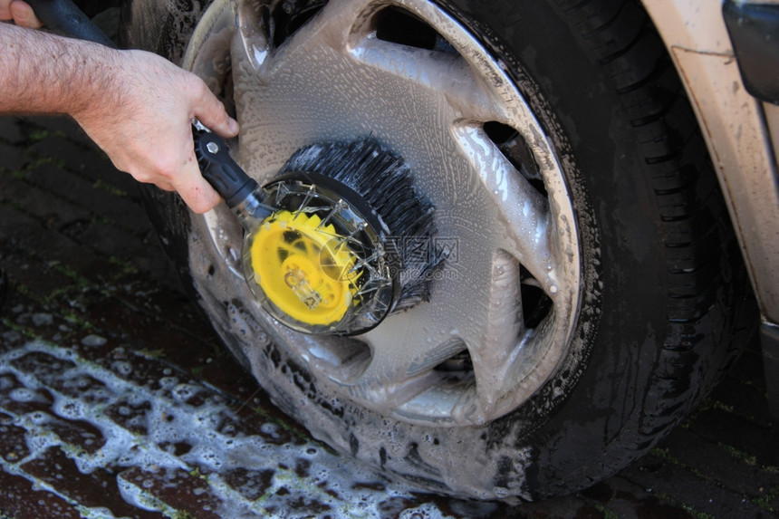 用刷子清洗汽车轮胎图片