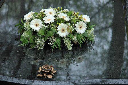 灰大理石墓上的白葬花背景图片