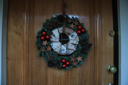 圣诞节花环门上有装饰高清图片