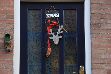 前门上的圣诞装饰高清图片