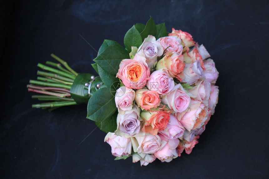 在新娘花束中的糕点玫瑰图片