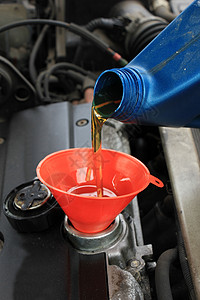 汽车加油桶重新给发动机加油背景