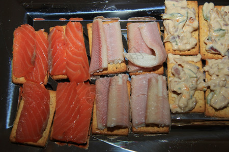 烟熏三文鱼和烤面包图片