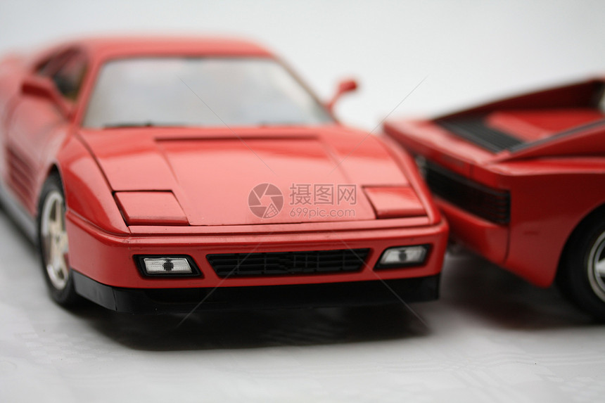 意大利品牌的红色运动玩具车图片
